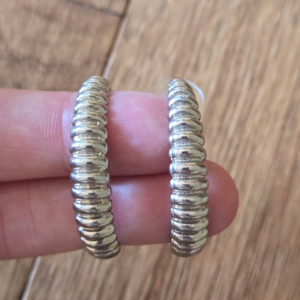 Silver Tone Ribbed Textured Hoop Earrings Scalloped Shrimp Style 1.25 Inch